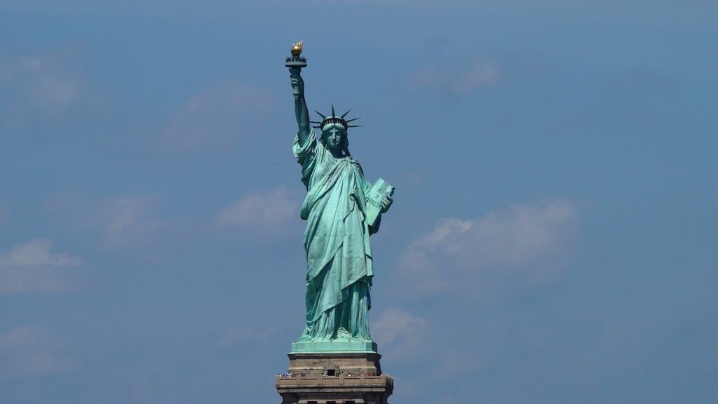 Фото статуи свободы в Нью-Йорке как символ свободы предпринимательства в США